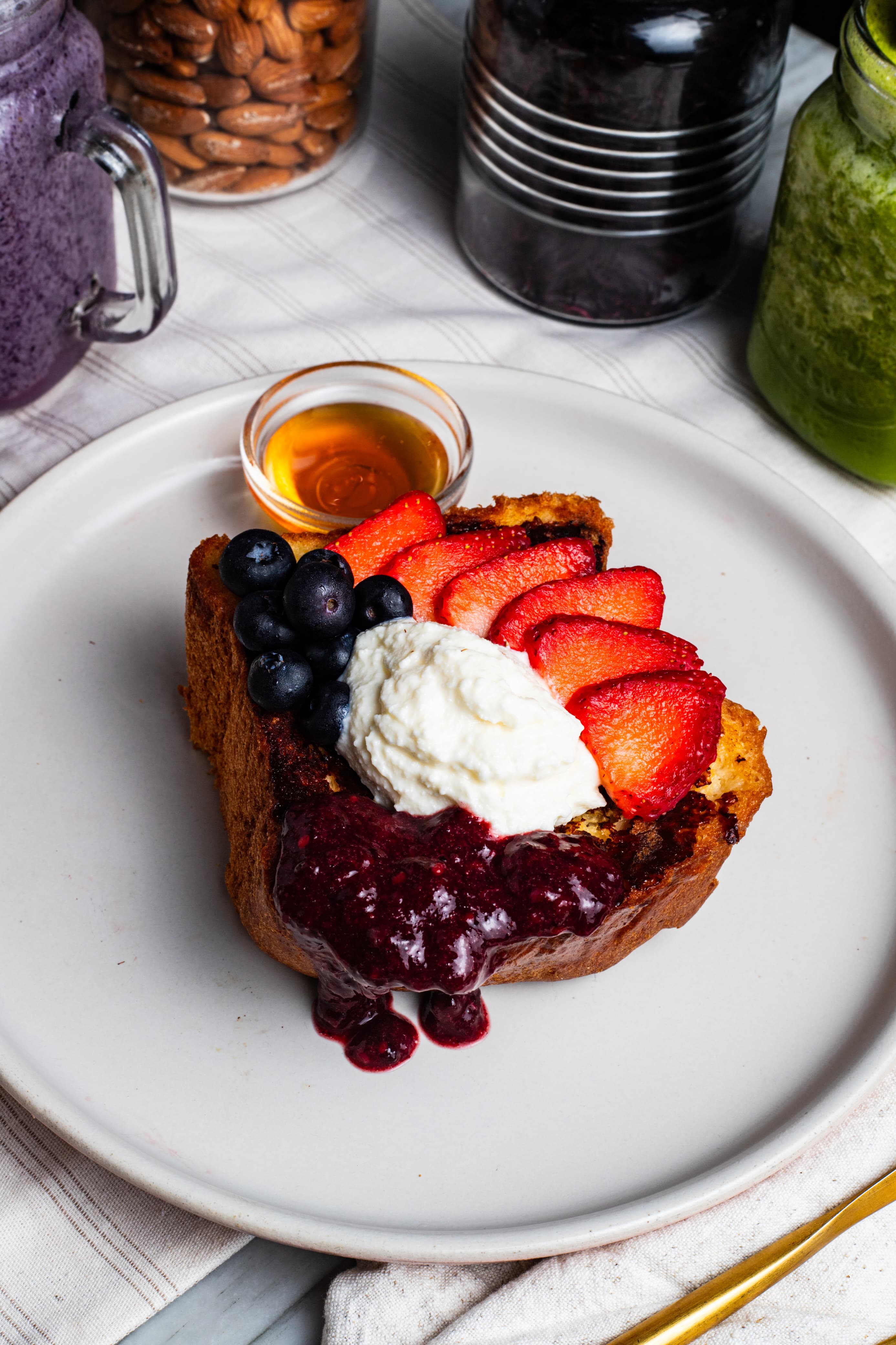 Pan francés brioche con frutos rojos en Lorenza Tulum